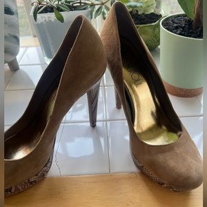 Only worn a few times. Look brand new. Snake skin look on the bottom & heel.